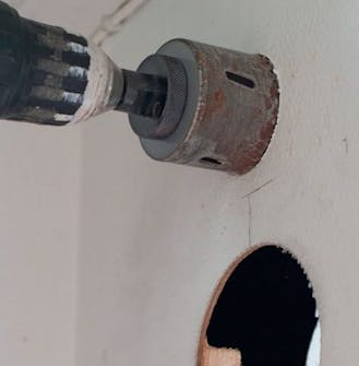 Solcelle ventilasjon: Bor hull til bryteren Solcelle ventilasjon: Bor hull til bryteren